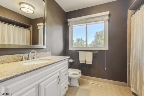 22 Hunters Circle Tewksbury NJ 08833