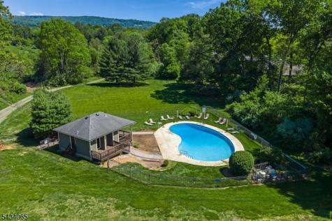 22 Hunters Circle Tewksbury NJ 08833