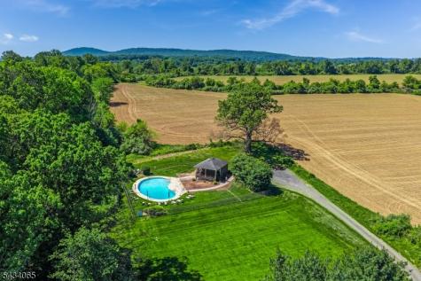 22 Hunters Circle Tewksbury NJ 08833