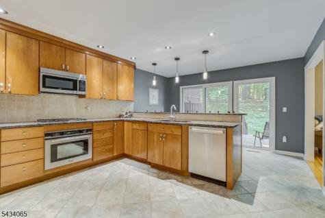 22 Hunters Circle Tewksbury NJ 08833