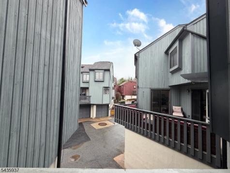 58 Kensington Court Washington NJ 07840
