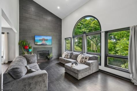 19 Cedarwood Woodland Park NJ 07424