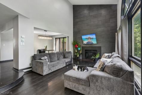 19 Cedarwood Woodland Park NJ 07424