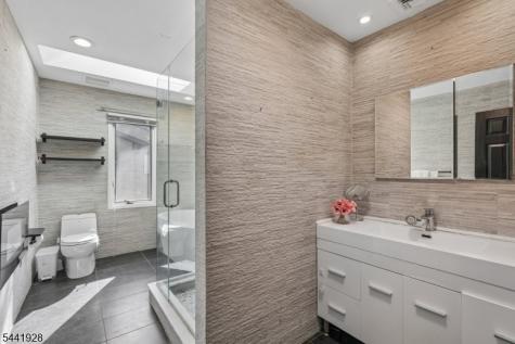 19 Cedarwood Woodland Park NJ 07424
