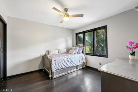 19 Cedarwood Woodland Park NJ 07424