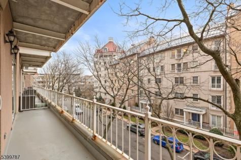 207 Shearwater Court West Jersey City NJ 07305