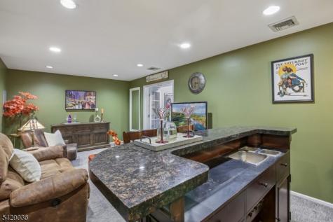 12 Louisburg Square Verona NJ 07044