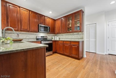32 Kent Drive Roseland NJ 07068