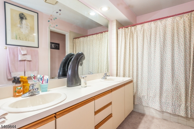 60 Red Oak Terrace Jefferson NJ 07438