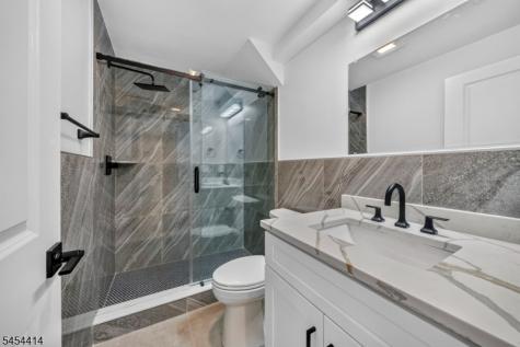 85 Echo Place Elmwood Park NJ 07407