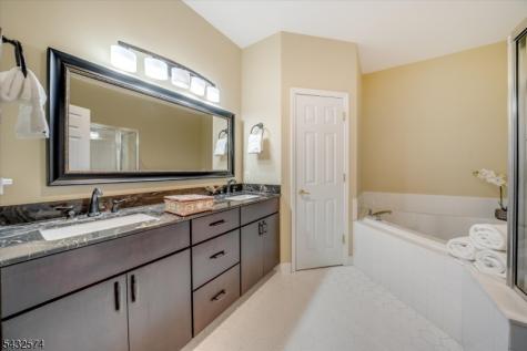 18 Wyckoff Way Chester NJ 07930