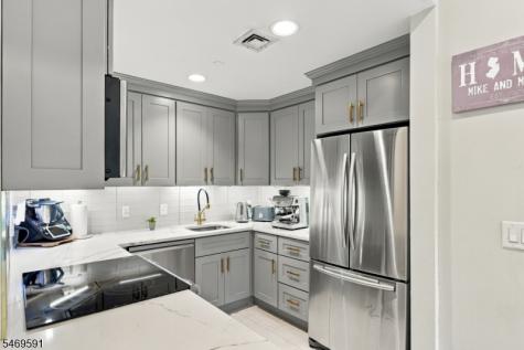 206 Shearwater Ct Unit 51 Jersey City NJ 07305
