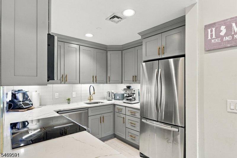 206 Shearwater Ct Unit 51 Jersey City NJ 07305
