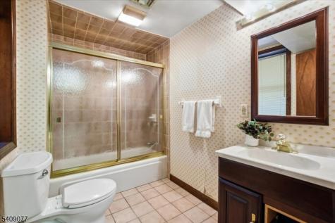 38 Hunters Circle Tewksbury NJ 08833