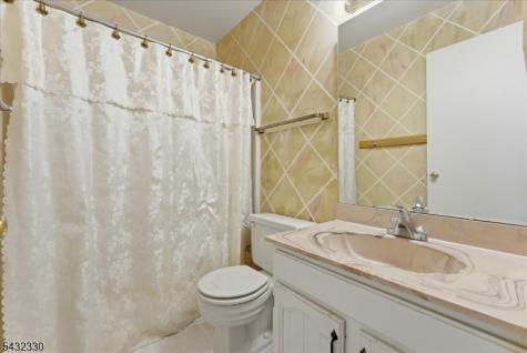 37 Giggleswick Way Edison NJ 08820