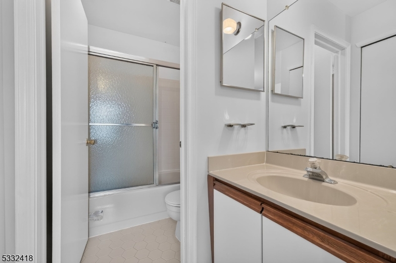 268 Edgeware Court Franklin NJ 08873