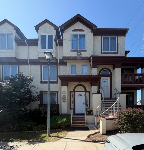 305 Michaels Court Woodbridge NJ 07095