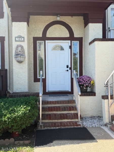 305 Michaels Court Woodbridge NJ 07095