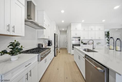 18 Arlington Place Oakland NJ 07436