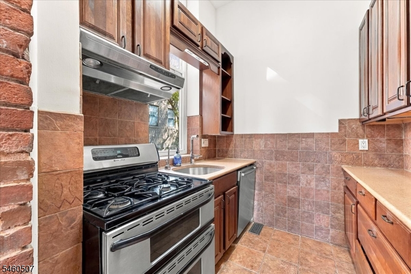 54 Mcwhorter Street Newark NJ 07105