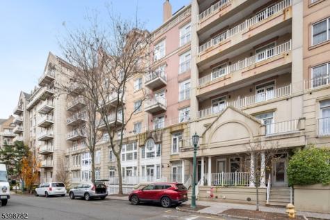 208 Shearwater Court Jersey City NJ 07305