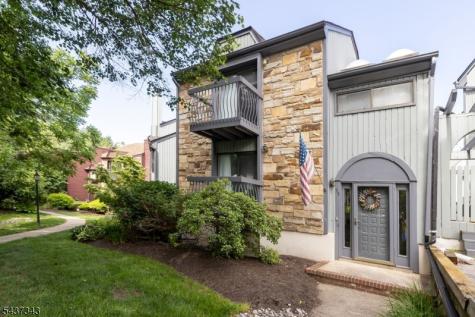 55 Kensington Court Washington NJ 07840