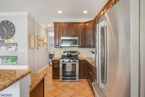 11 Queens Lane Wayne NJ 07470