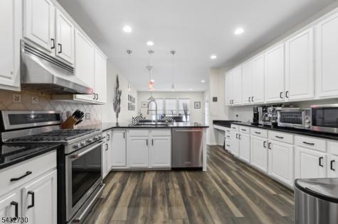 8 Yorktown Lane Totowa NJ 07512