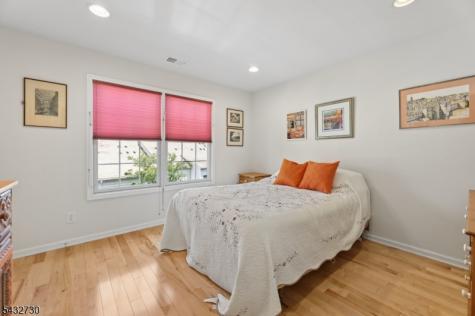 8 Yorktown Lane Totowa NJ 07512