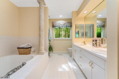 49 Hunters Circle Tewksbury NJ 08833