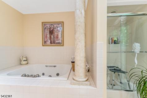 49 Hunters Circle Tewksbury NJ 08833
