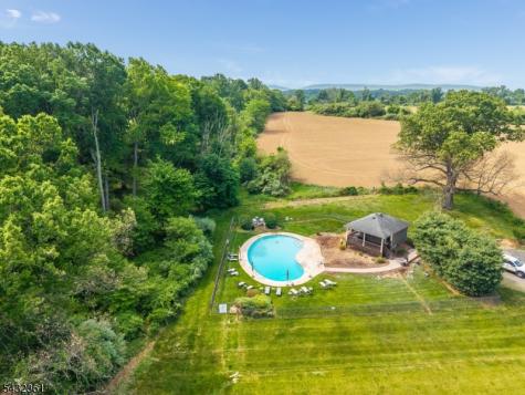 49 Hunters Circle Tewksbury NJ 08833