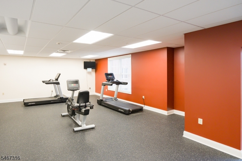 319 Regency Place Woodbridge NJ 07095