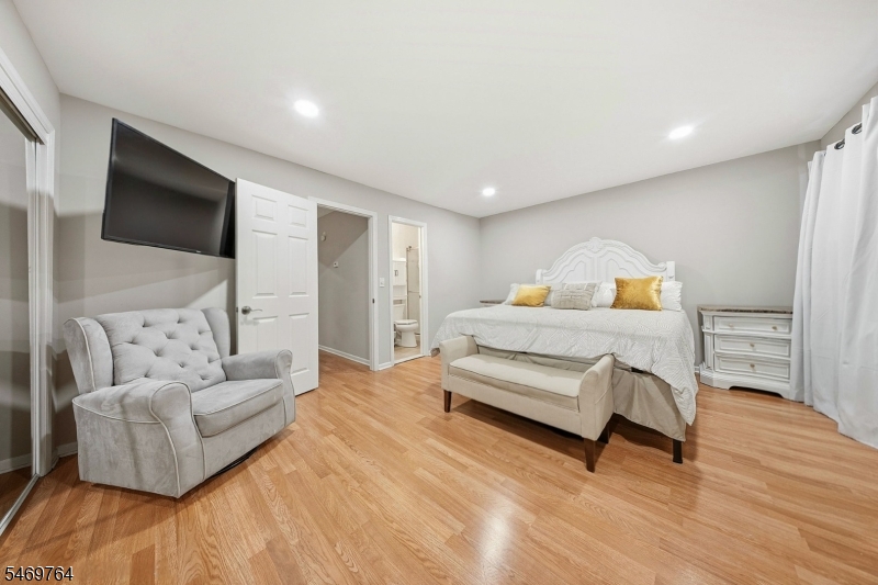 6102 N Oaks Boulevard North Brunswick NJ 08902
