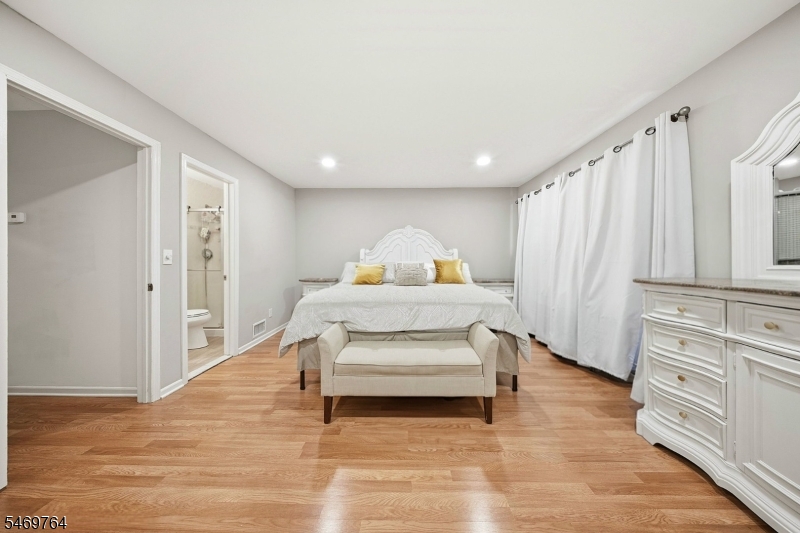 6102 N Oaks Boulevard North Brunswick NJ 08902