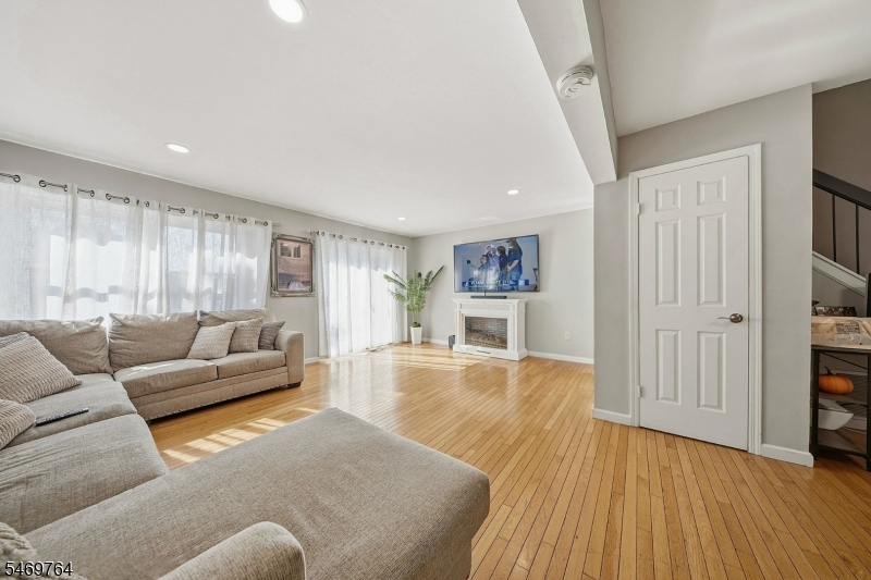 6102 N Oaks Boulevard North Brunswick NJ 08902