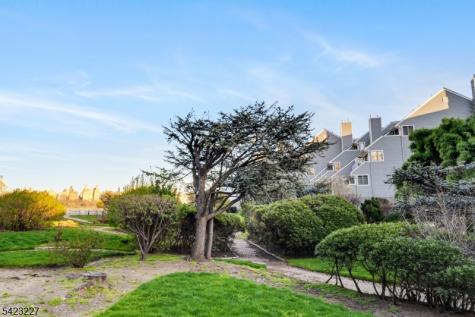 8 Cove Lane North Bergen NJ 07047