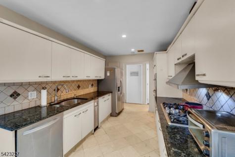 8 Cove Lane North Bergen NJ 07047