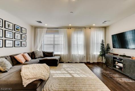 402 Saratoga Court Branchburg NJ 08876