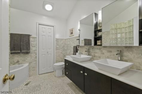 78 Heritage Court Montville NJ 07082