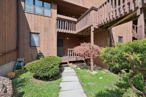 15 Village Way Vernon NJ 07462