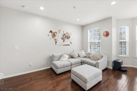 41 Creekside Court Secaucus NJ 07094