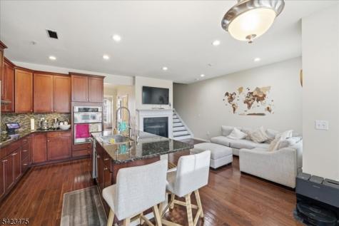 41 Creekside Court Secaucus NJ 07094