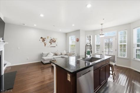 41 Creekside Court Secaucus NJ 07094