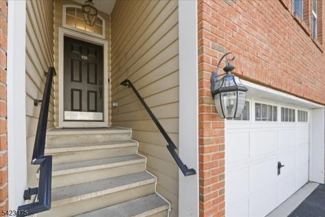 41 Creekside Court Secaucus NJ 07094