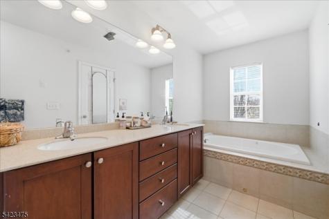 41 Creekside Court Secaucus NJ 07094