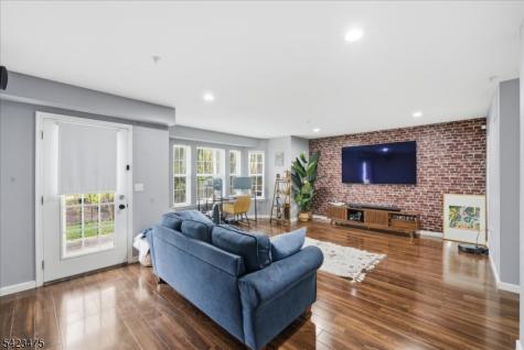 41 Creekside Court Secaucus NJ 07094