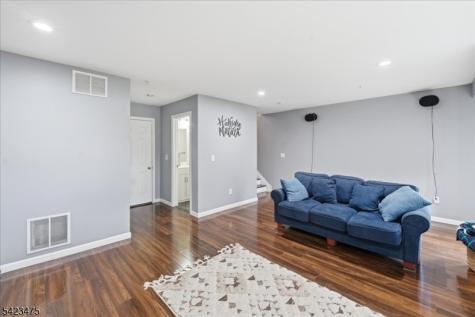 41 Creekside Court Secaucus NJ 07094
