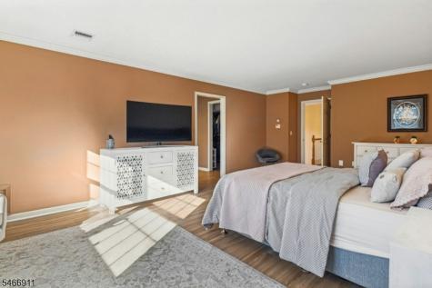 25 Hidden Pond Court Raritan NJ 08869