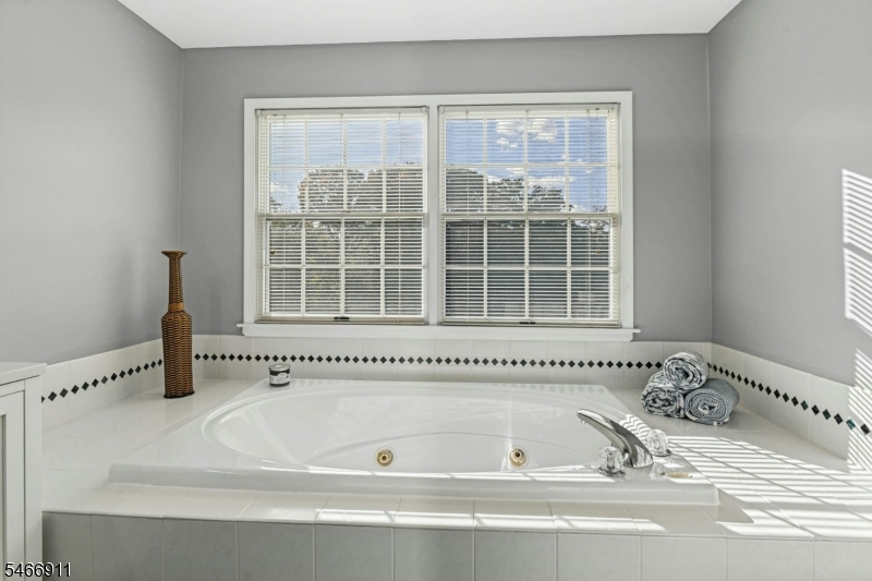 25 Hidden Pond Court Raritan NJ 08869